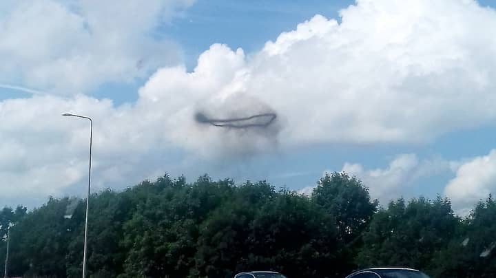 奇怪，黑色，环形的不明飞行物在英格兰的高速公路上发现了