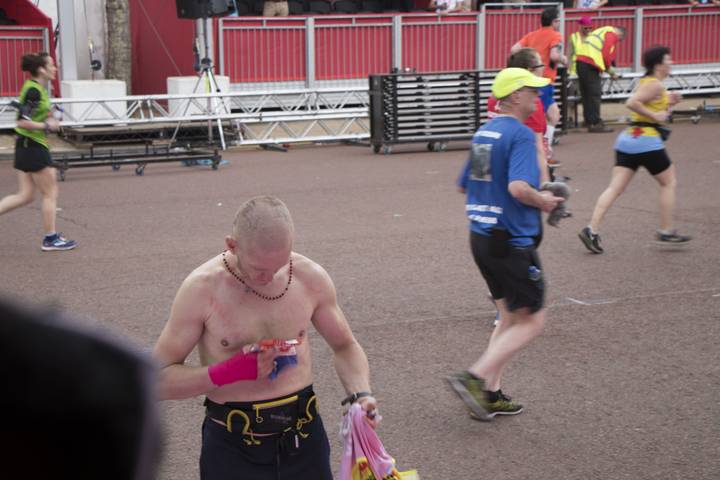 一名男子涉嫌偷了另一名伦敦马拉松选手的围嘴，并抢走了他的奖牌