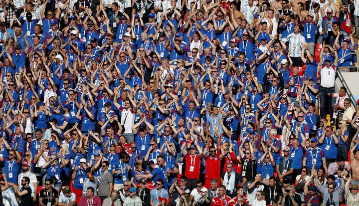 冰岛球迷从马瑟韦尔的支持者那里听到了他们著名的“雷鸣”口号