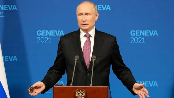 记者问弗拉基米尔·普京（Vladimir Putin）为什么他的所有政治竞争对手都死了或入狱