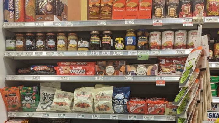 美国超市的英国食品部分的照片Reddit上的辩论“width=