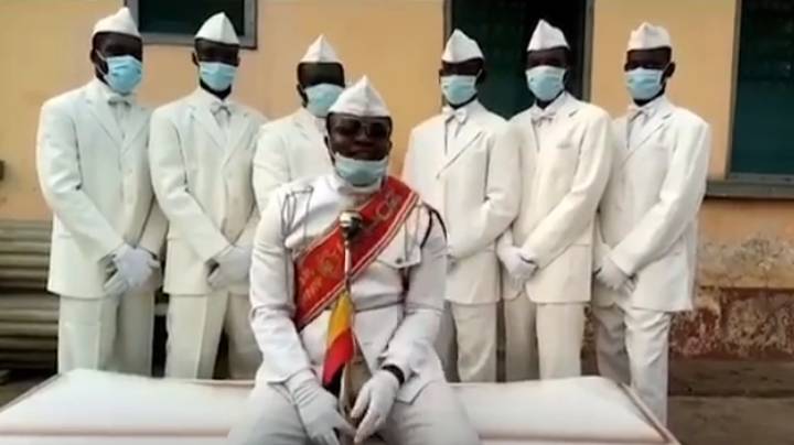 加纳的跳舞Pallbearers分享了Coronavirus消息“imgWitdh=