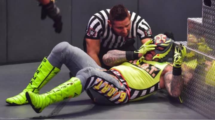 WWE传奇人物雷伊·奥秘（Rey Mysterio）与对手塞思·罗林斯（Seth Rollins