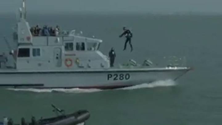 Royal Navy展示了喷气式衣服士兵袭击敌人的船只