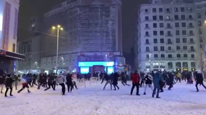 马德里的警察打破了巨大的雪球战斗