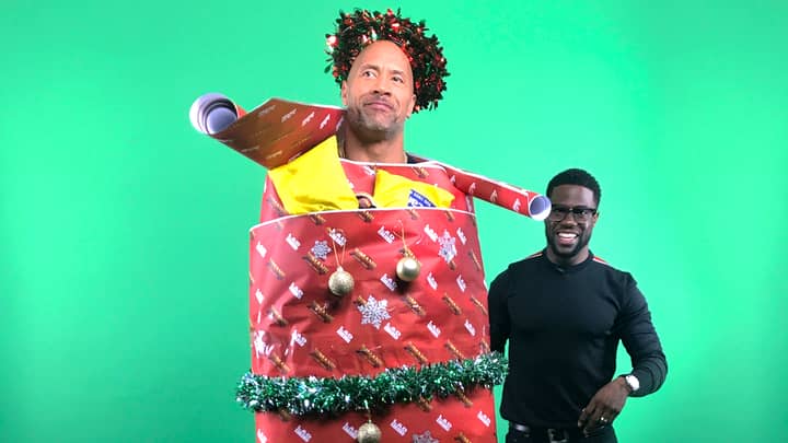 Jumanji：欢迎来到丛林的Dwayne Johnson和Kevin Hart穿着圣诞节装饰的衣服