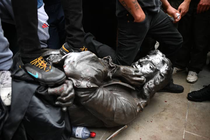 抗议者在布里斯托尔举办奴隶交易员爱德华·科尔斯顿的雕像