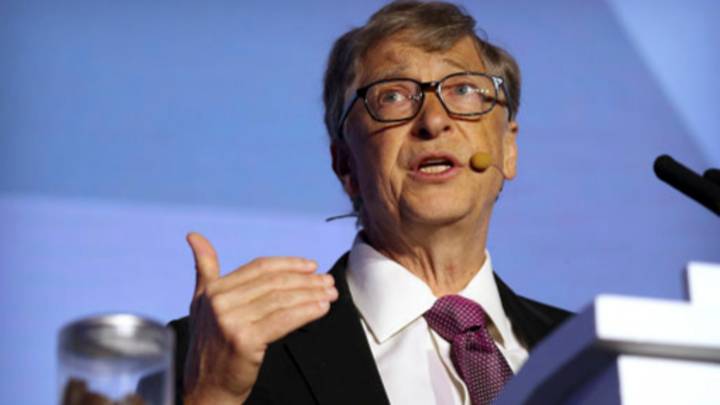 比尔·盖茨（Bill Gates）带着一个装满“便便”的罐子登上舞台