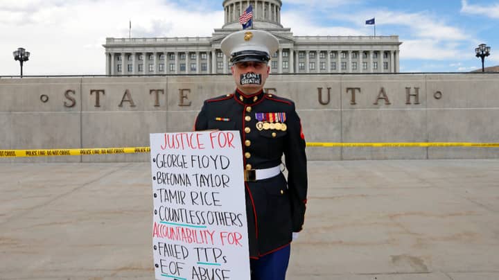 美国战争资深人士在犹他州国会大厦外举行单人抗议活动“width=