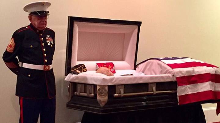 越南战争兽医在海军陆战队好友50年的葬礼上守卫