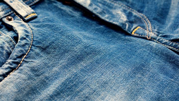 造型师揭示了为什么您永远不应该洗牛仔裤“width=