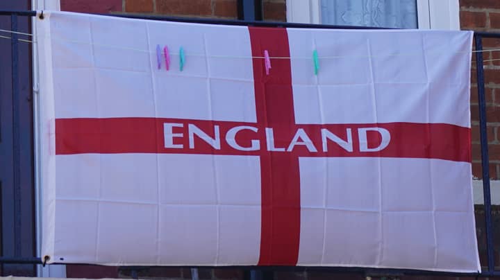 英格兰的球迷在用圣乔治的十字旗抹灰后威胁要威胁