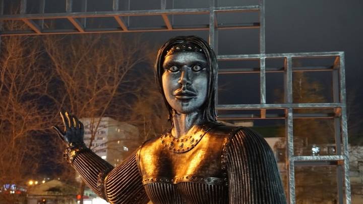 “僵尸安吉丽娜·朱莉纪念碑”被拆除后拍卖