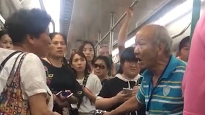 养老金领取者拒绝放弃在地铁上的座位后，疯狂地拍打女人