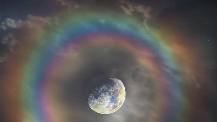 令人惊叹的照片显示月亮与天体彩虹
