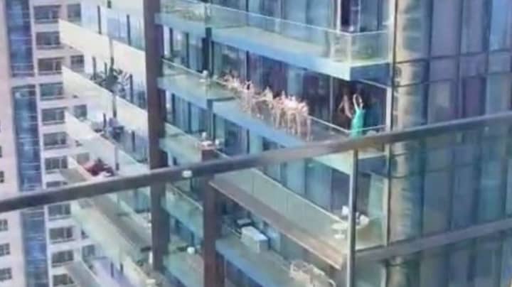 一群在迪拜阳台上裸露的妇女被捕