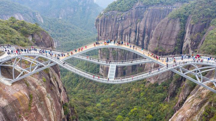 中国开设了140米高的“弯曲”玻璃桥