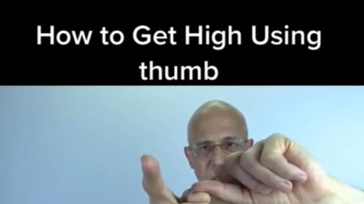 男人分享怪异的技巧，以“高高”使用你的拇指