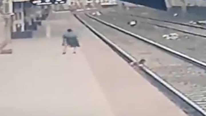男人从迎面而来的火车中拯救了孩子的生命