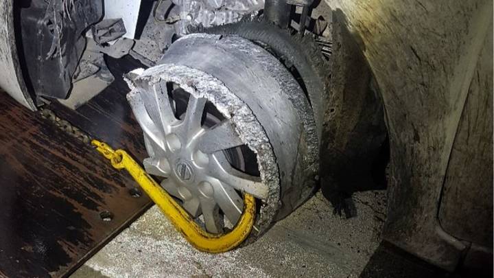 在轮辋上开车被抓的少年告诉警察，他不知道怎么换轮胎