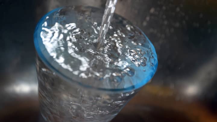 科学家解释了为什么饮用水不会阻止宿醉