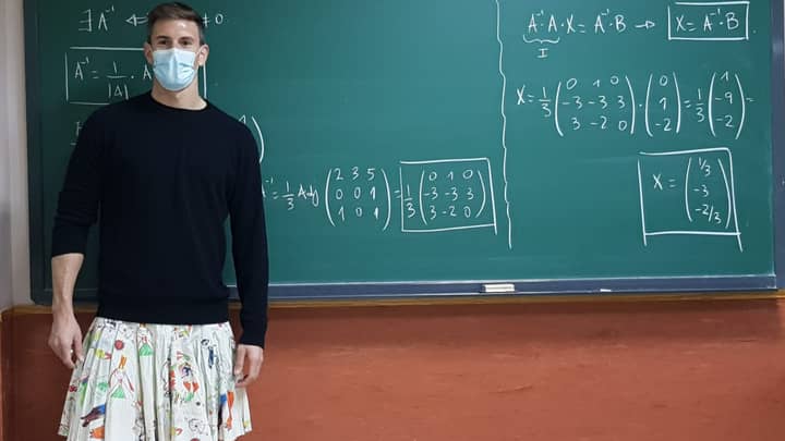 西班牙的男老师因穿着一件而被开除后，穿着裙子去学校