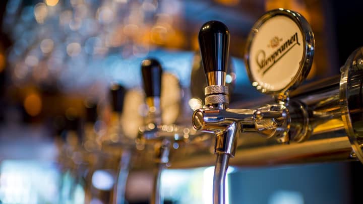 英国政府正在考虑在英格兰关闭酒吧五个月