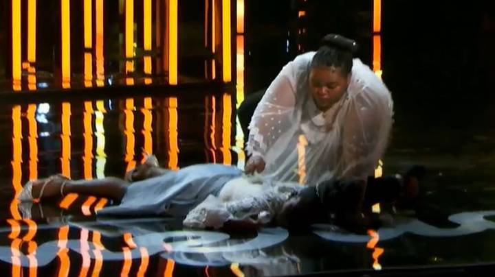 美国偶像选手表演后晕倒并摔在地上