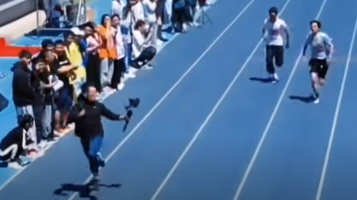 学生摄影师在病毒视频中与100m短跑运动员保持同步