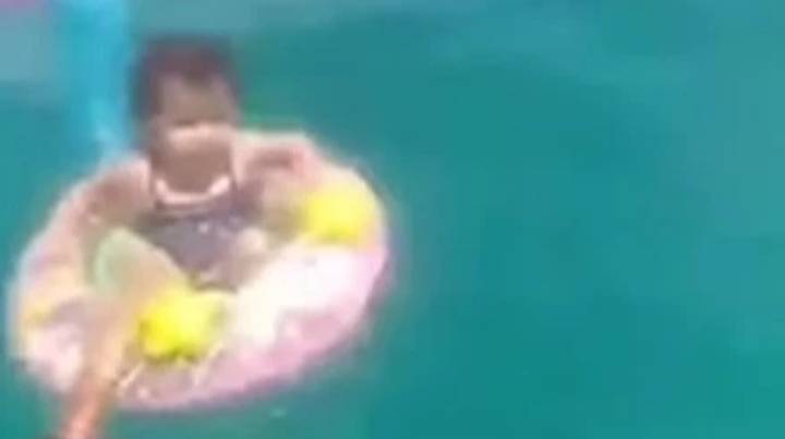 婴儿在可充气戒指的突尼斯海岸抢救了一英里