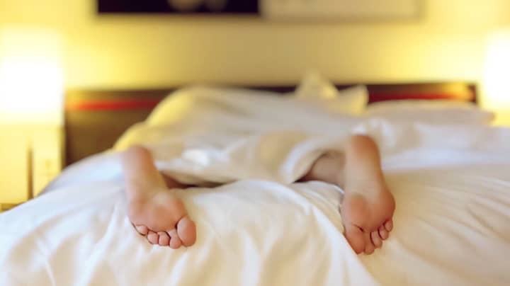 NHS医生解释了为什么睡觉时应该穿袜子