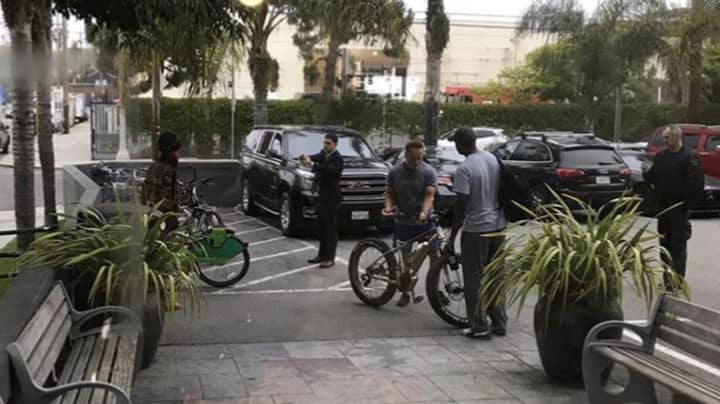 保安人员停止了人类“试图偷阿诺德·施瓦辛格的自行车”