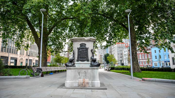 布里斯托尔议会拆除了爱德华·科尔斯顿基座上的黑人生命重要雕像