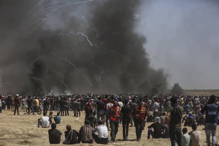 记者勉强避免了加沙的狙击火和催泪瓦斯