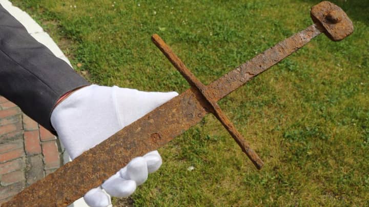 男人偶然发现了几乎保存完美的600年剑