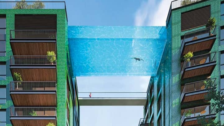 世界上首个漂浮天空泳池将于下月开放，你可以在伦敦115英尺的高空游泳＂width=