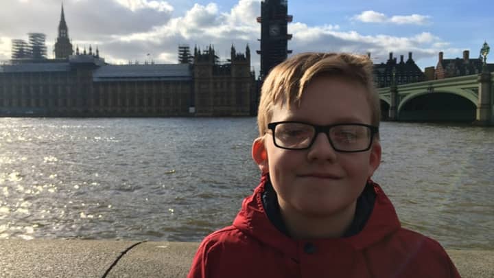 十二岁的聋哑男孩试图使手语成为GCSE主题