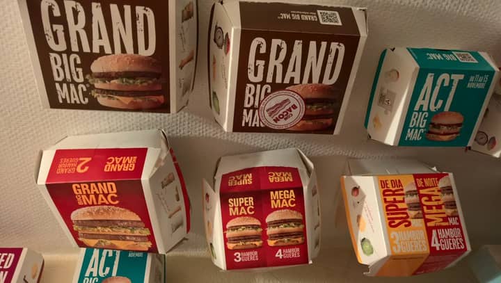 小伙子旅行世界以制作巨大的麦当劳汉堡盒收藏