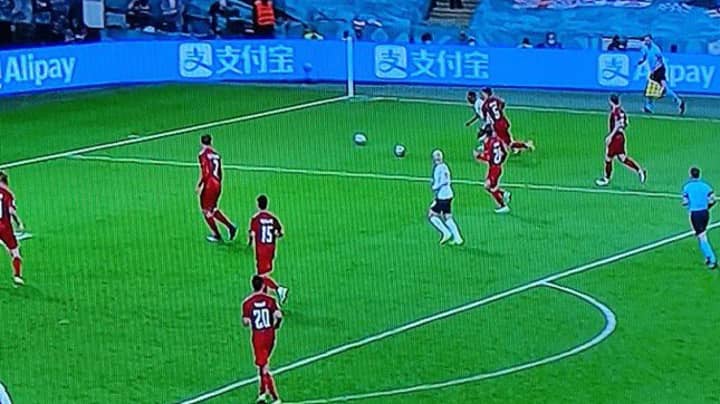 球迷们在英格兰对丹麦的点球处罚之前就注意到了第二个球“width=