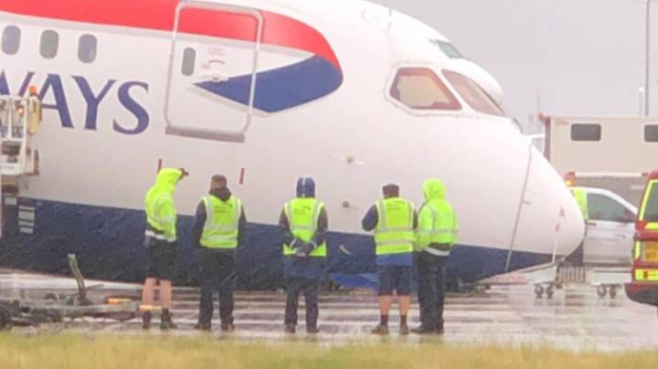 英国航空公司飞机的鼻子在希思罗机场的柏油厂坍塌