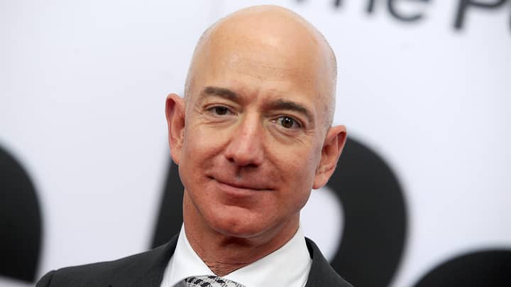 亚马逊首席执行官杰夫·贝佐斯（Jeff Bezos）捐赠了3,300万美元，为无证件的美国学生提供资金