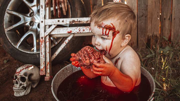 妈妈批评为僵尸主题的万圣节照片幼儿