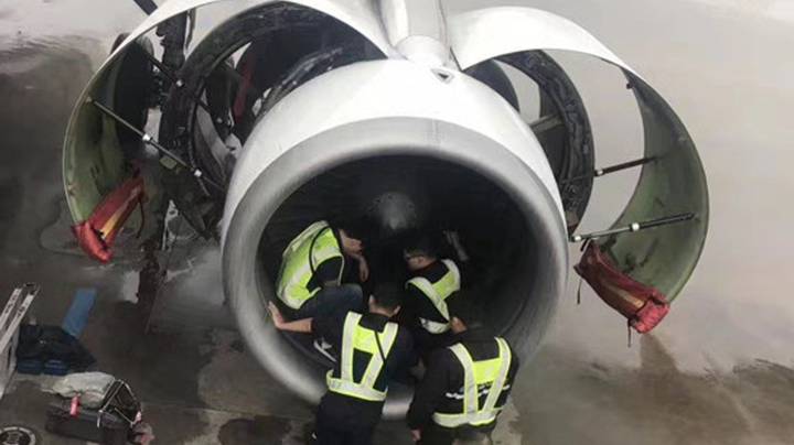 中国航空公司苏乘客，他们把硬币扔进了飞机发动机“祝你好运”