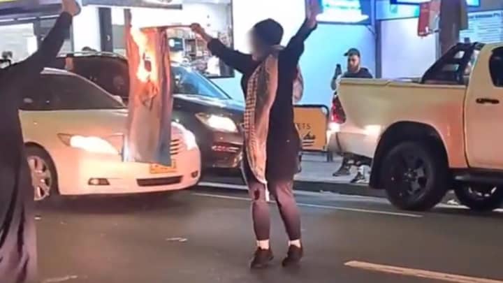 在悉尼抗议期间向以色列国旗着火后被指控的妇女