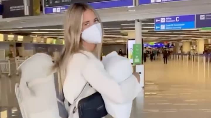 女人揭示旅行黑客，使她可以在飞机上携带额外的行李