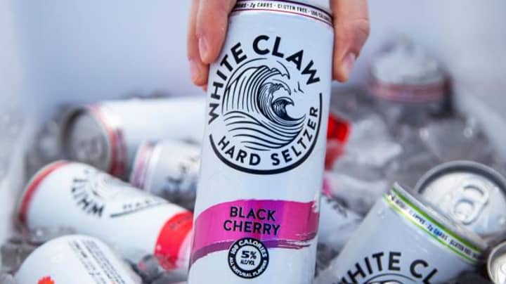 白爪硬质Seltzer将其著名的黑樱桃味带到澳大利亚