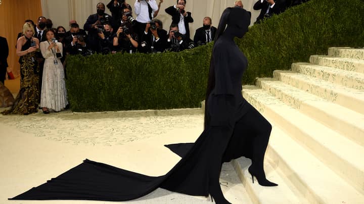 金·卡戴珊（Kim Kardashian）的全黑巴伦西亚加（Balenciaga）服装