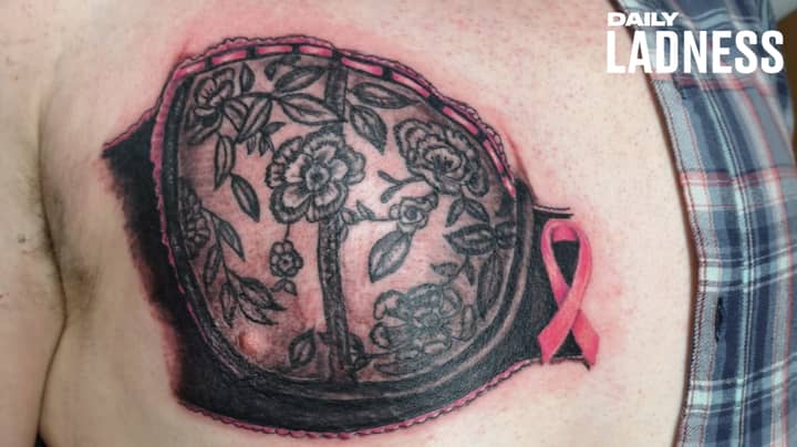 男人的黑色胸罩杯纹身在他的胸部纹身，以进行乳腺癌慈善机构
