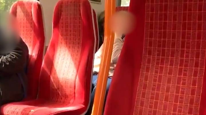 乘客记录尴尬的时刻火车在演讲者上广播“色情声音”