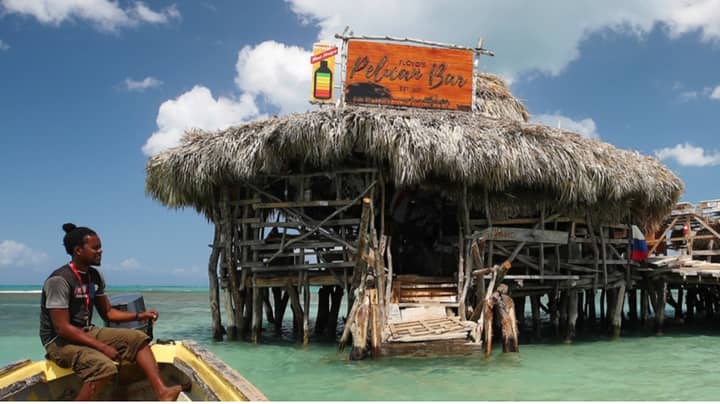 酒保想要在牙买加的浮动酒吧里拉品脱的梦想工作